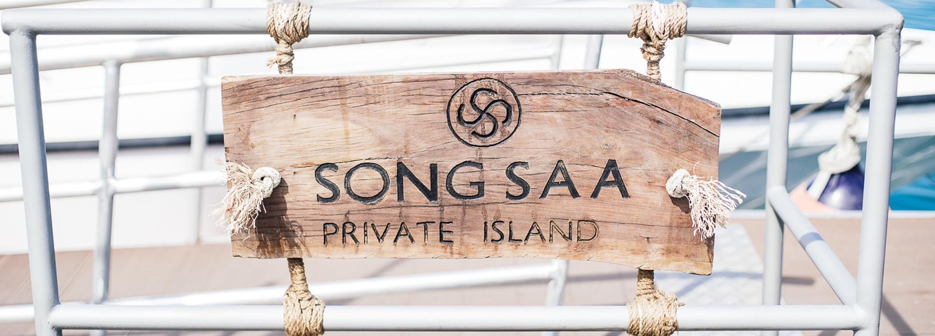 Ein Holzschild mit der Aufschrift "Song Saa Private Island".