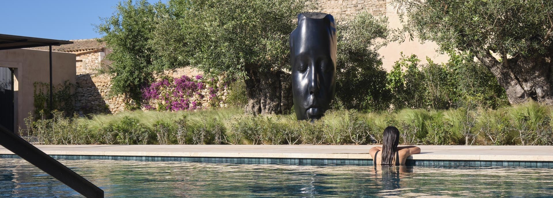 Eine Frau entspannt in einem Pool.