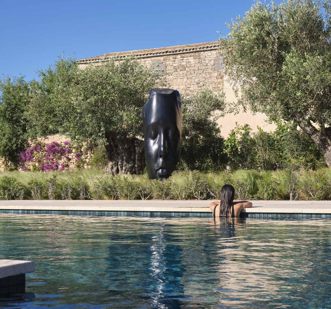 Eine Frau entspannt in einem Pool.