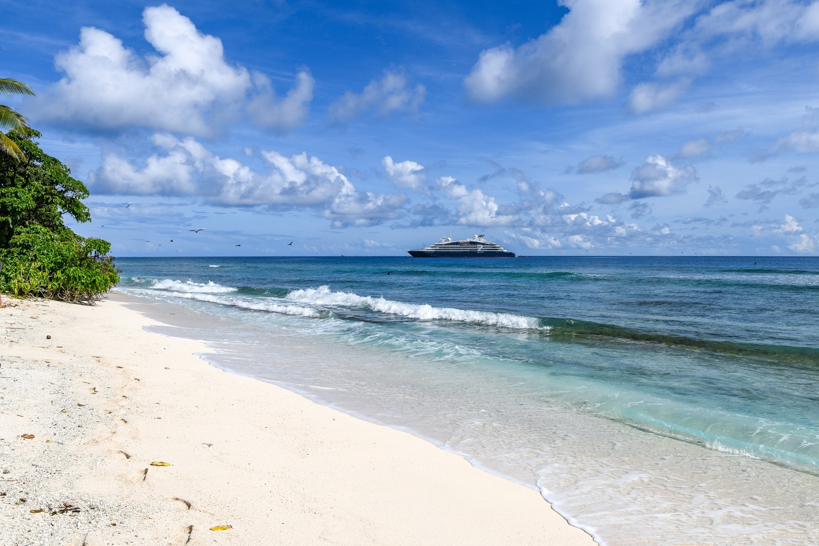 Ponant Yacht fotografiert vom Strand aus 