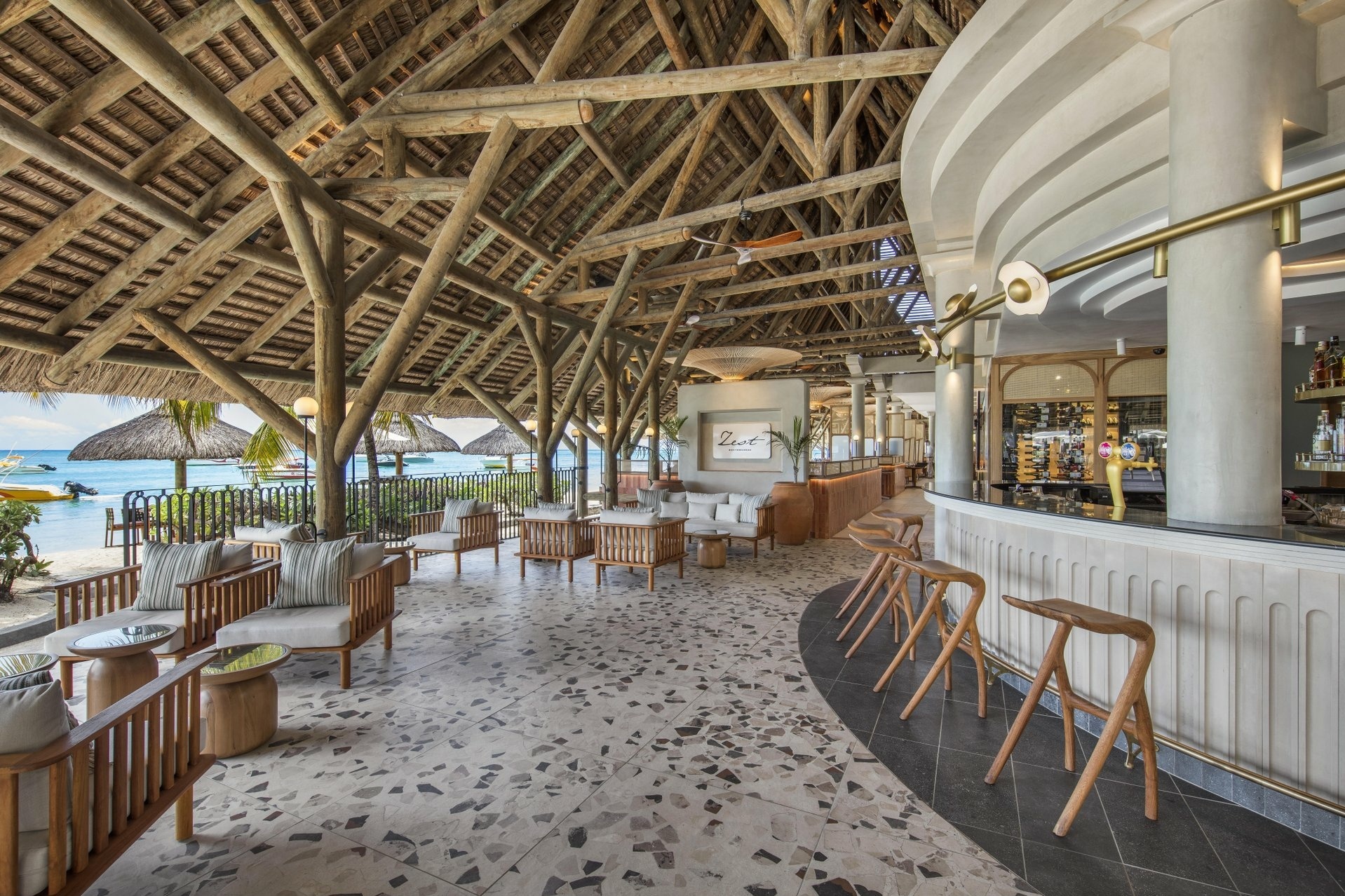 Bar mit Meerblick am Strand des Beachcomber Paradis