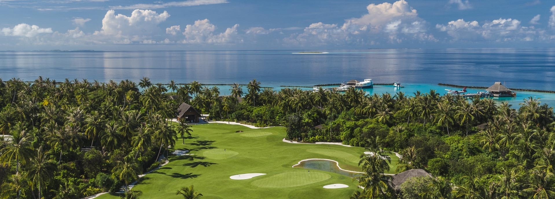 Großer Golfplatz auf einer Insel.