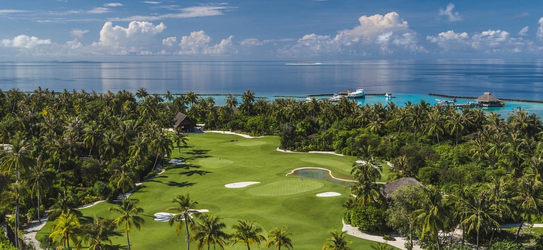 Großer Golfplatz auf einer Insel.