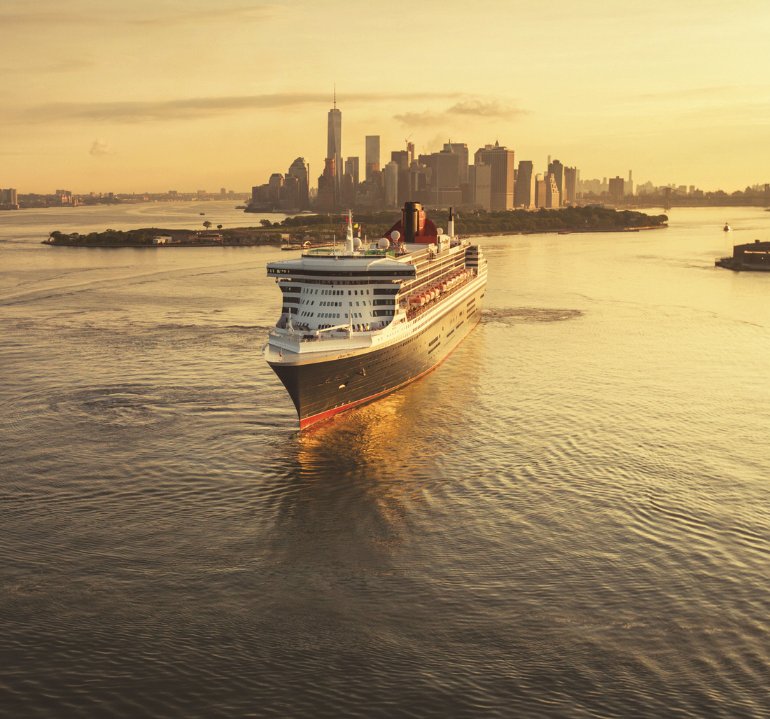 Queen Mary 2 beim Auslaufen aus New York mit Skyline im Hintergrund