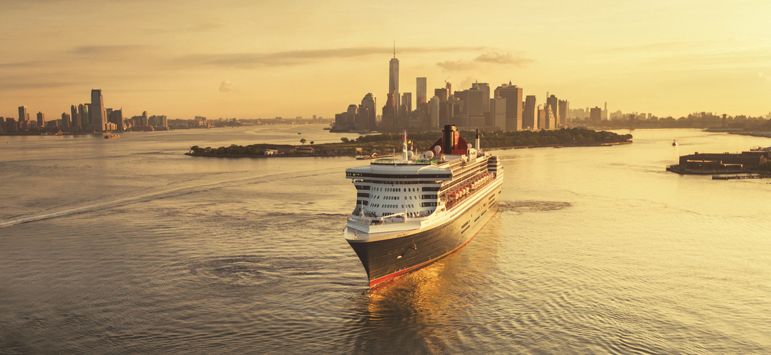 Queen Mary 2 beim Auslaufen aus New York mit Skyline im Hintergrund