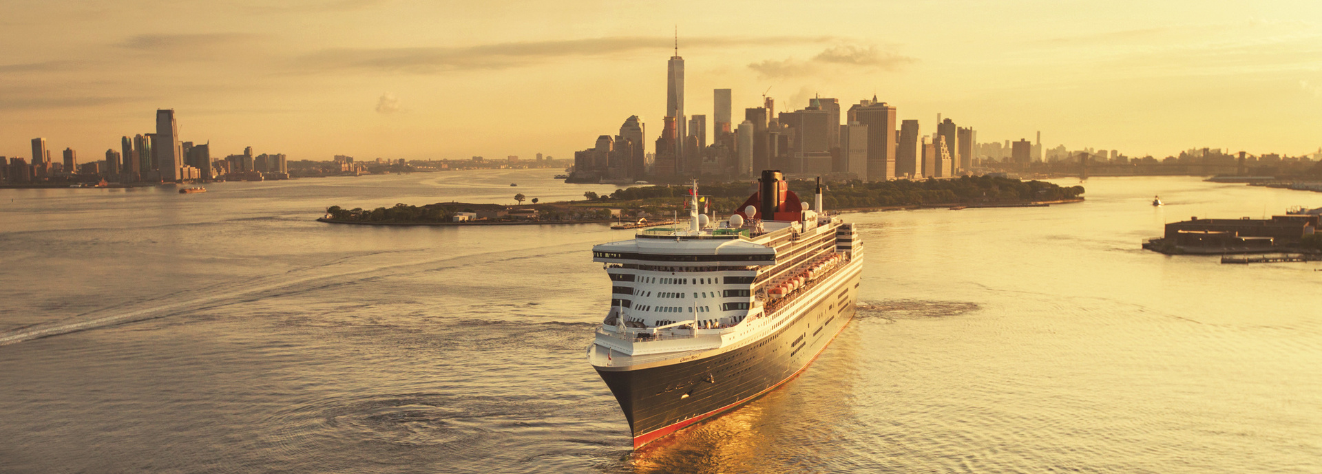 Queen Mary 2 beim Auslaufen aus New York mit Skyline im Hintergrund