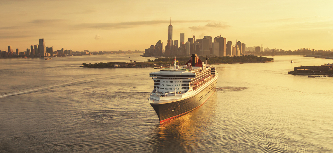 Queen Mary 2 beim Auslaufen aus New York mit Skyline im Hintergrund