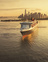 Queen Mary 2 beim Auslaufen aus New York mit Skyline im Hintergrund