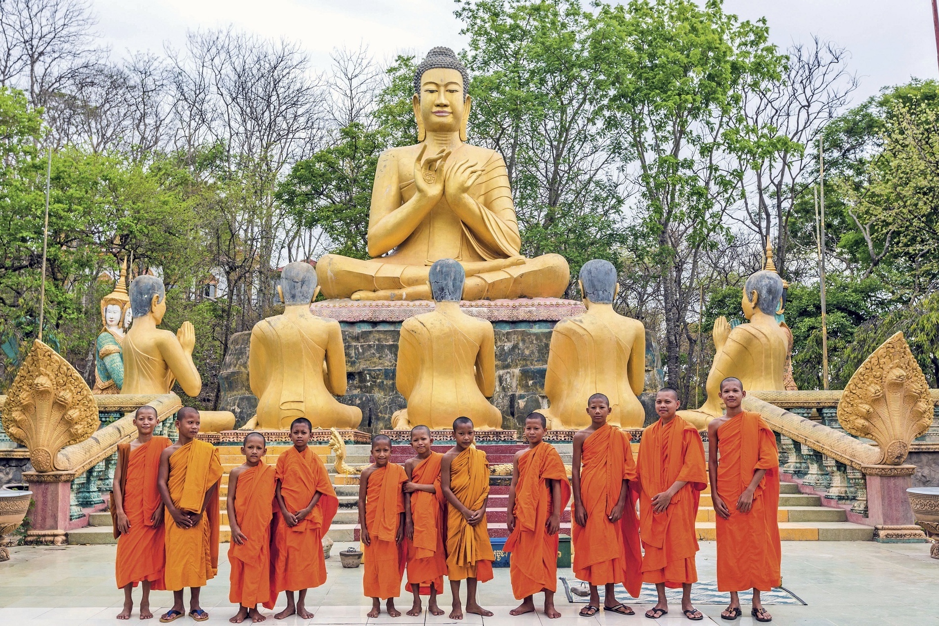Golden Buddha Mönche Phnom Pros