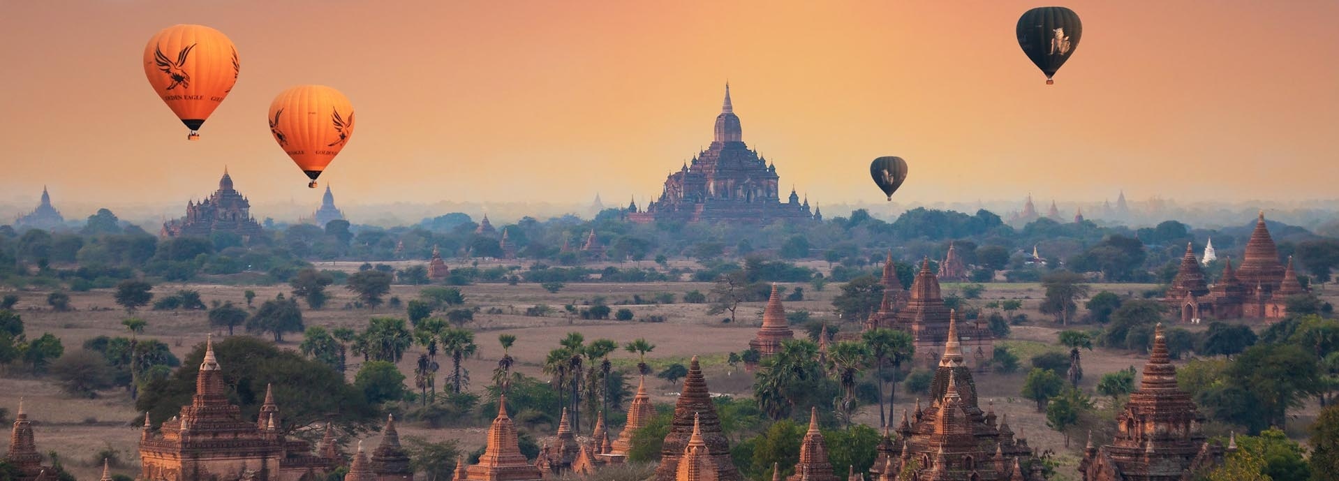 Heißluftballons fliegen über Tempel in Myanmar.
