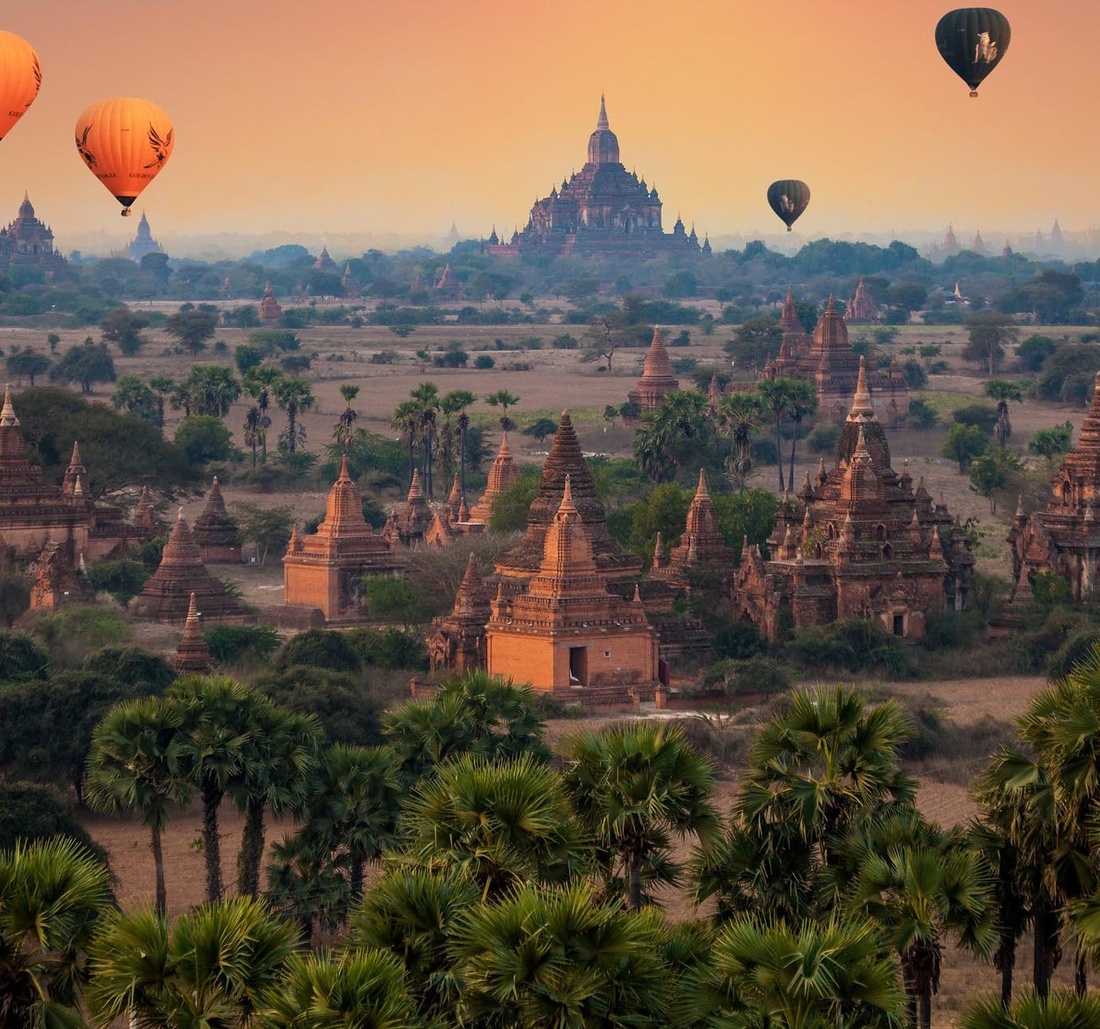 Heißluftballons fliegen über Tempel in Myanmar.