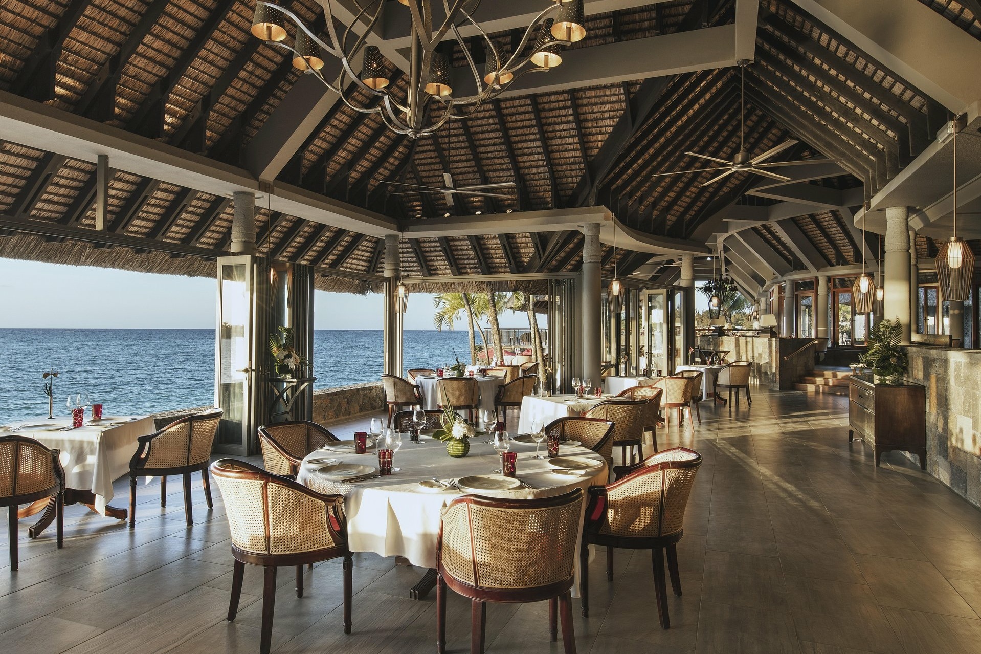 Restaurant am Meer im Beachcomber Royal Palm