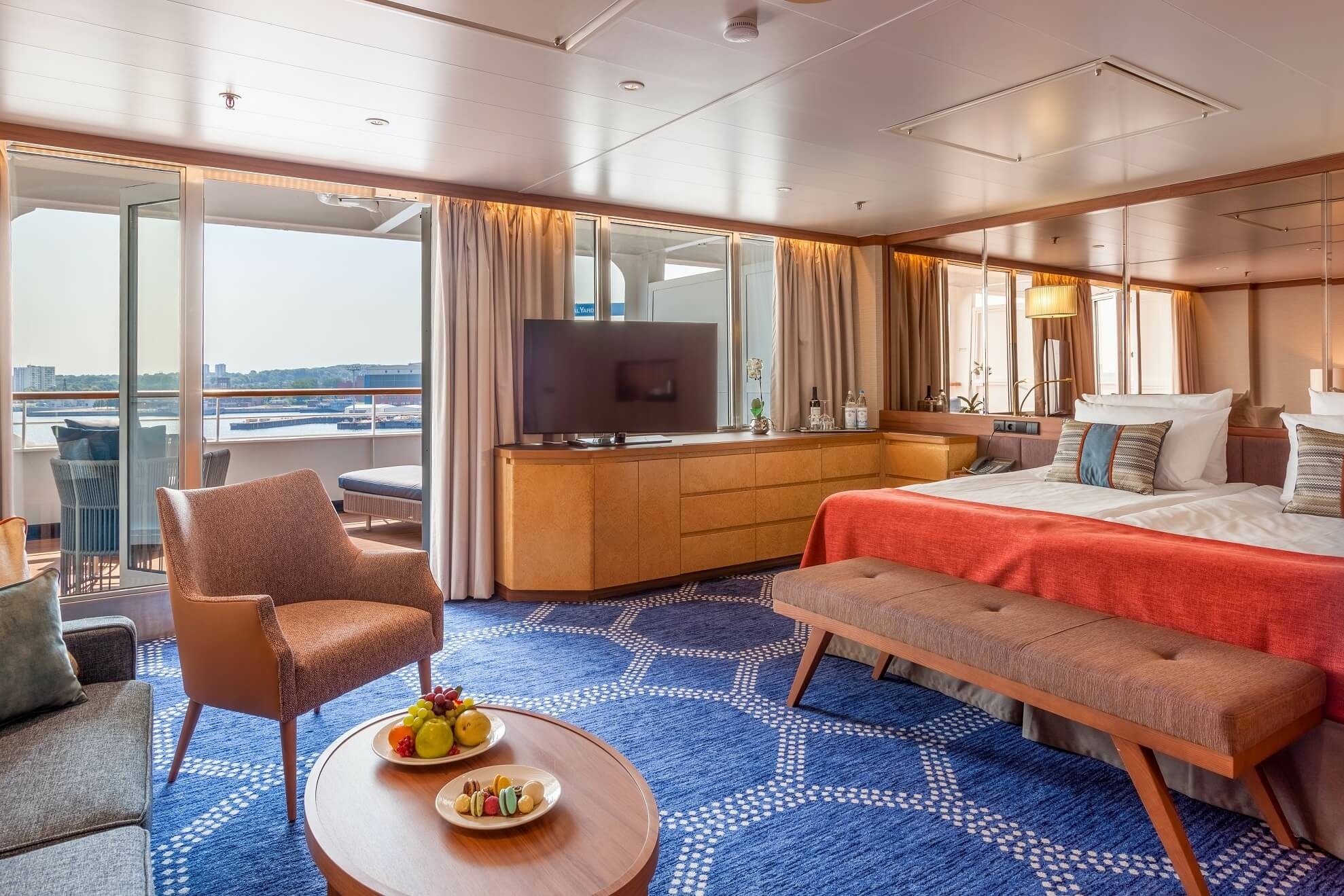 Eine große Suite mit Balkon.
