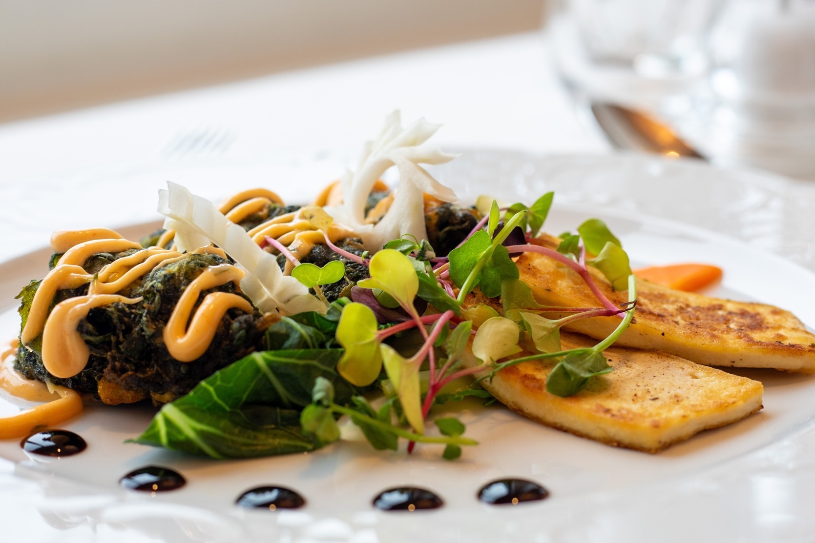 Abendessen an Bord von Heritage Expeditions