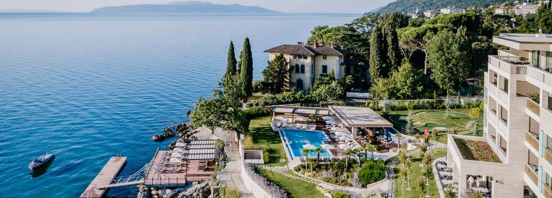 Blick auf eine Unterkunft mit Pool auf einer Insel.