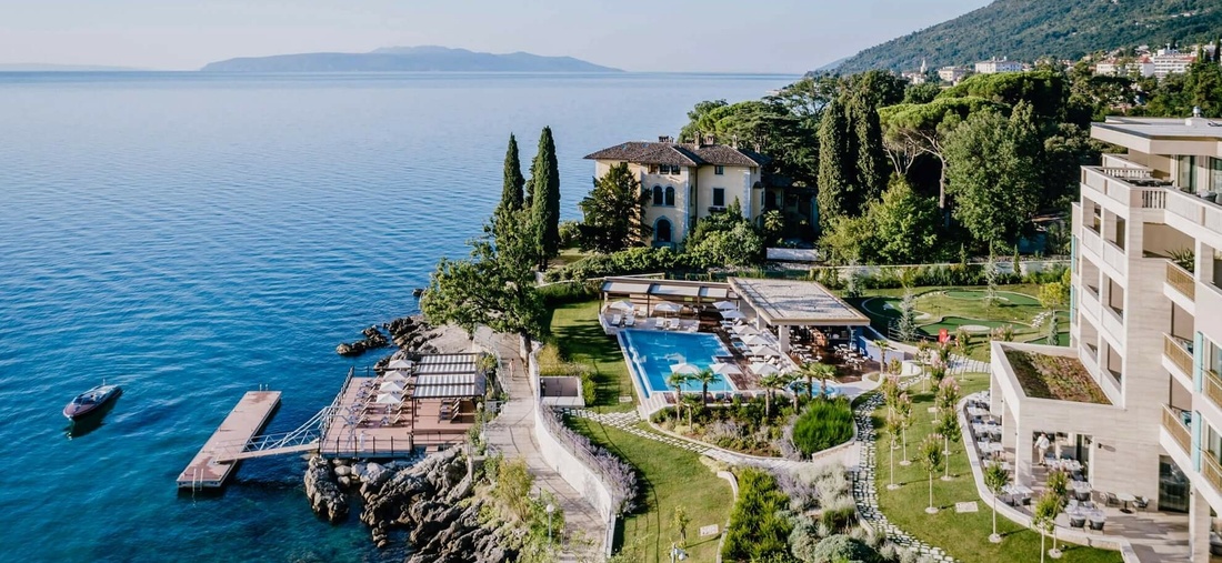 Blick auf eine Unterkunft mit Pool auf einer Insel.