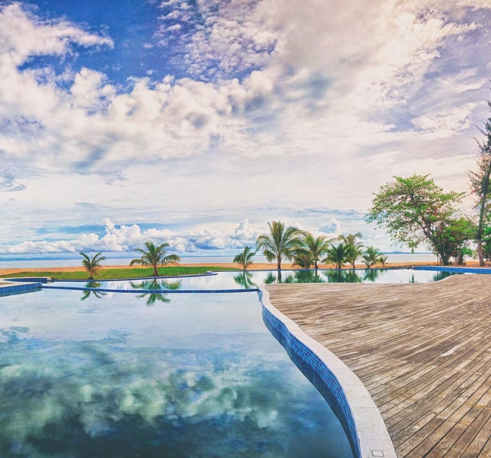 Ein großer Pool in der nähe vom Strand.