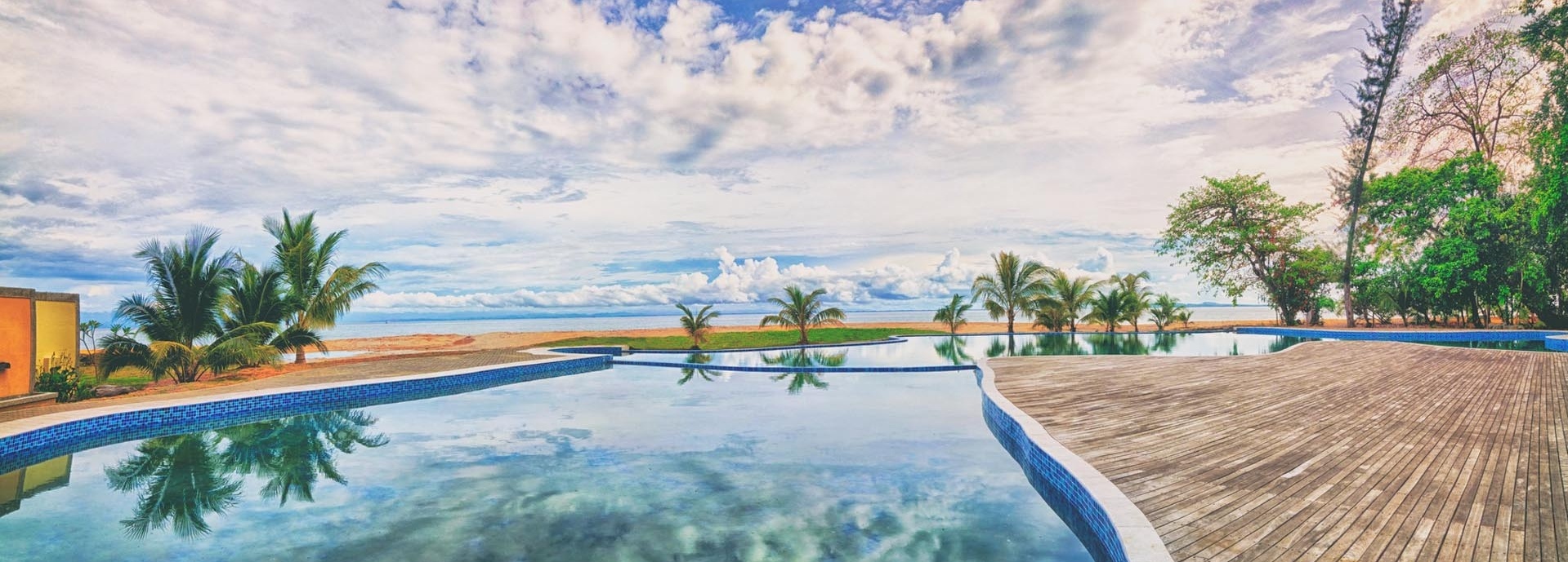 Ein großer Pool in der nähe vom Strand.