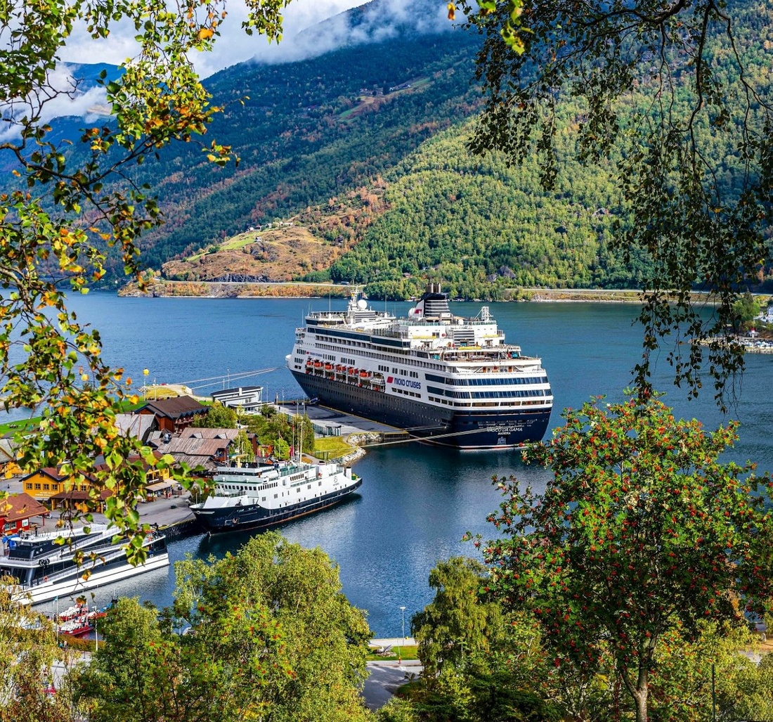 Ein Kreuzschiff liegt in einem Hafen.