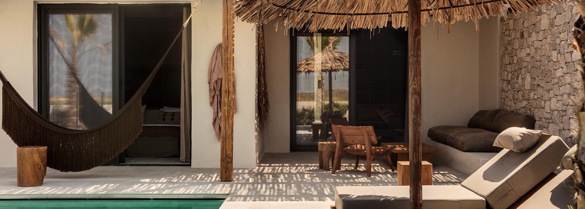 Sonnenliegen und eine Hängematte neben einem privat Pool.