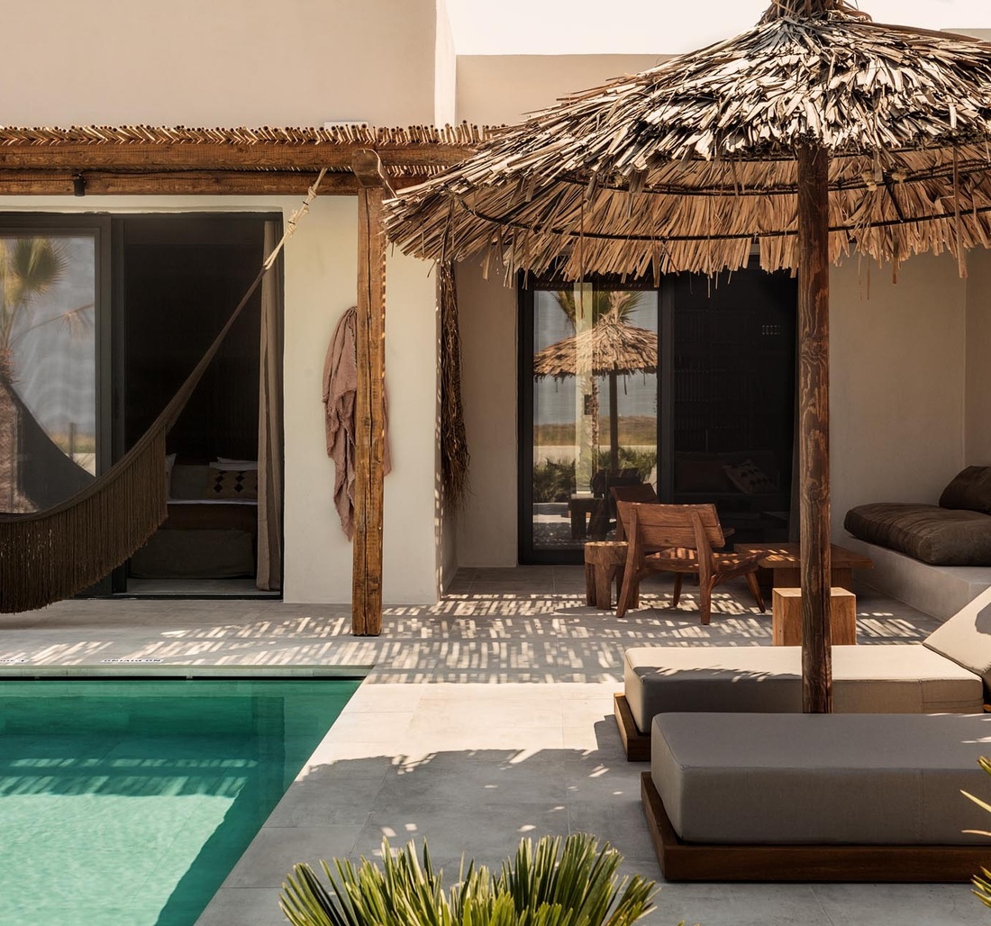 Sonnenliegen und eine Hängematte neben einem privat Pool.