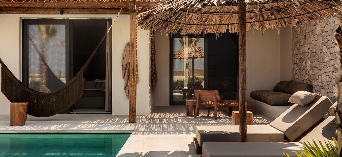 Sonnenliegen und eine Hängematte neben einem privat Pool.