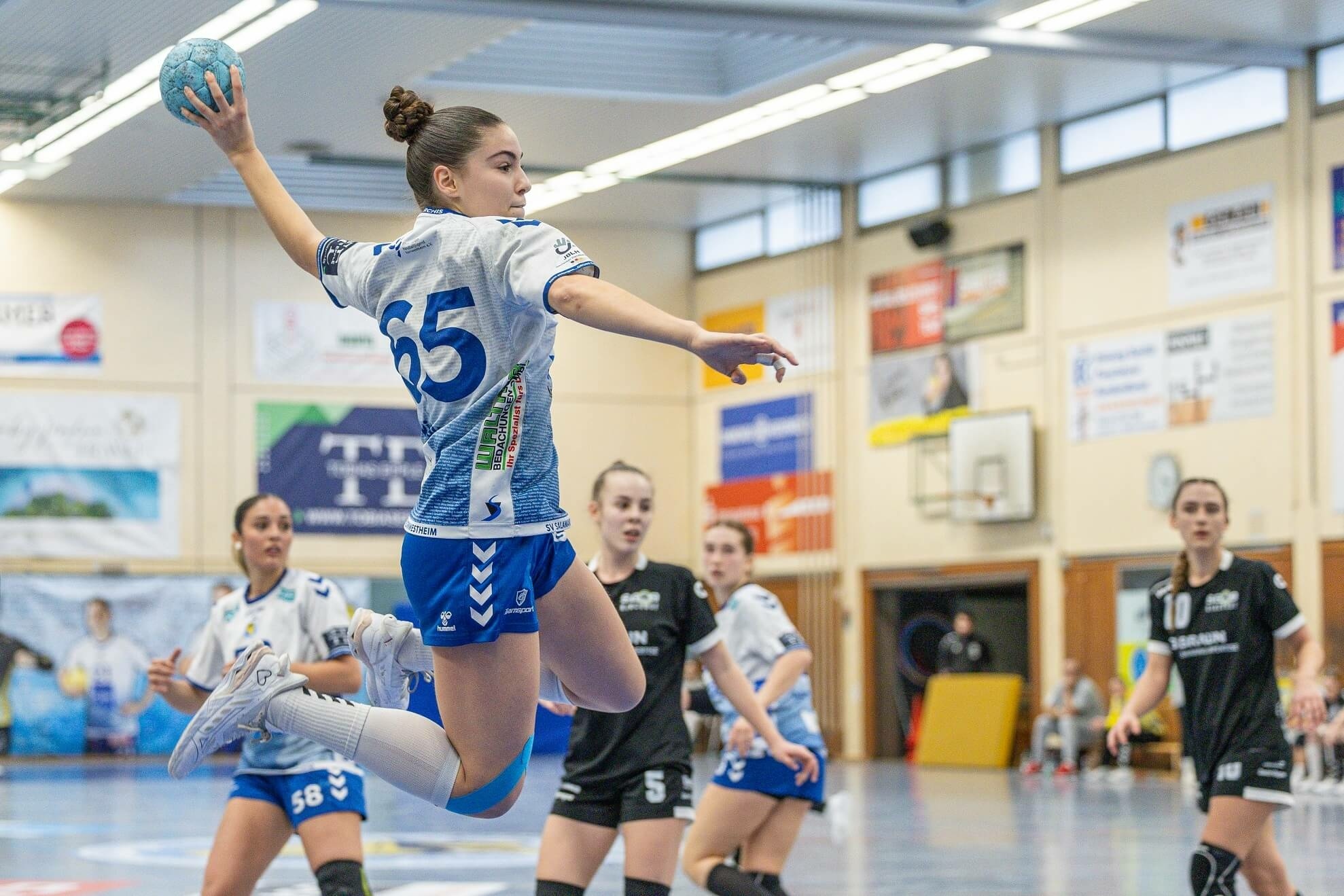 Eine Handballspielerin mit einem Ball in der Hand.