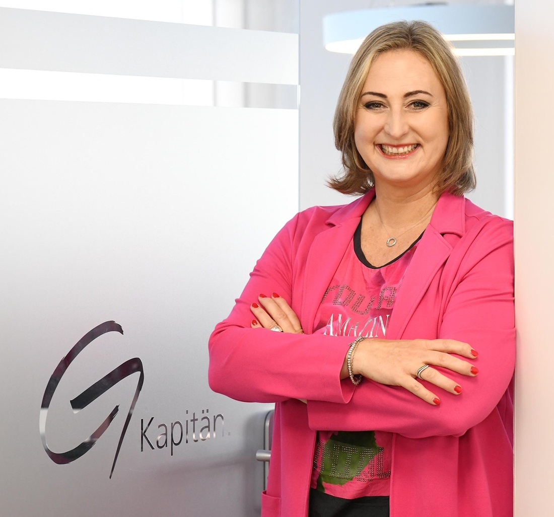 Gaby Jordan in einem pinken Blazer.