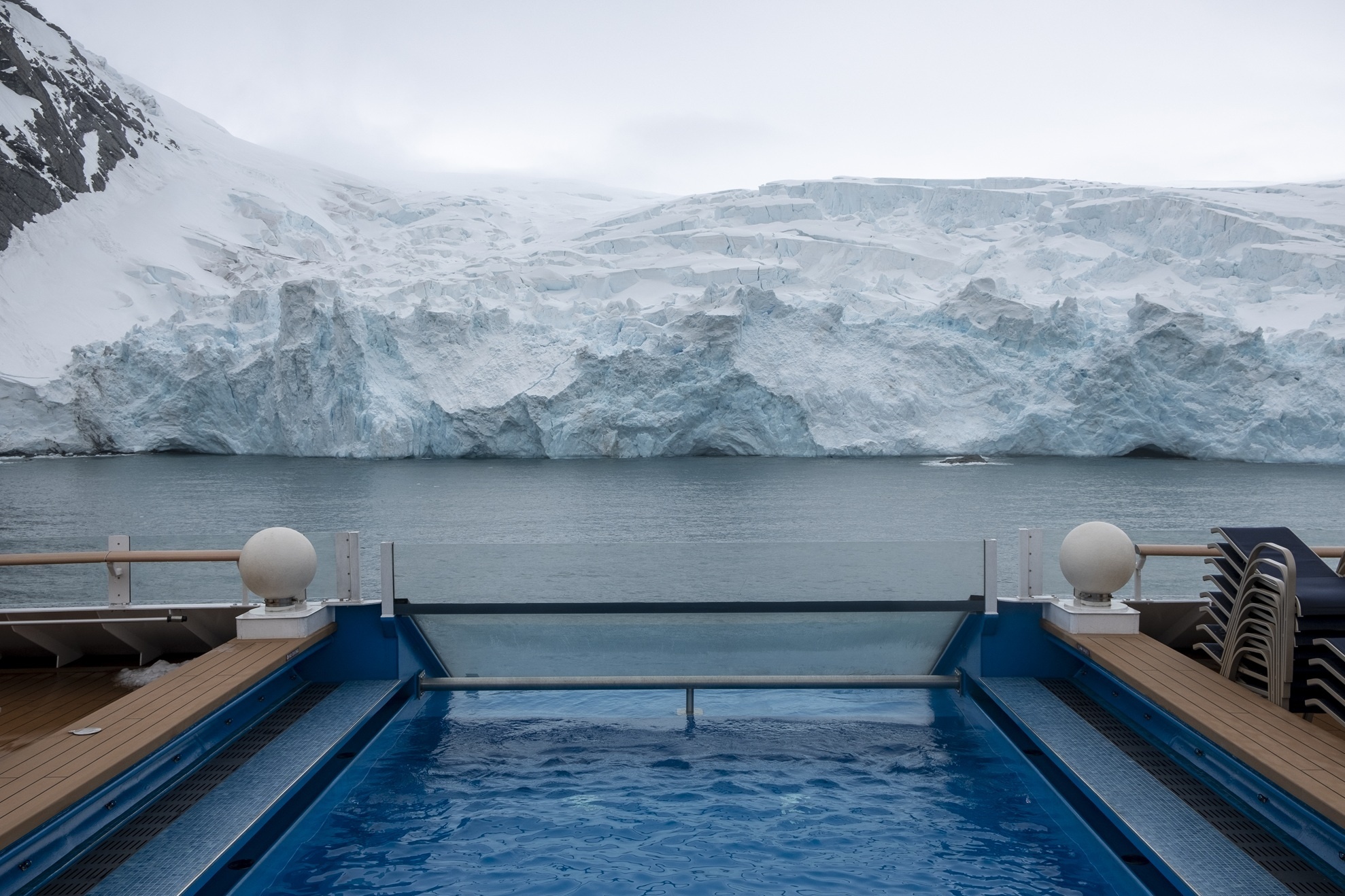 Infinity Pool an Bod von HX Expeditions in Elephant Island Antarktis