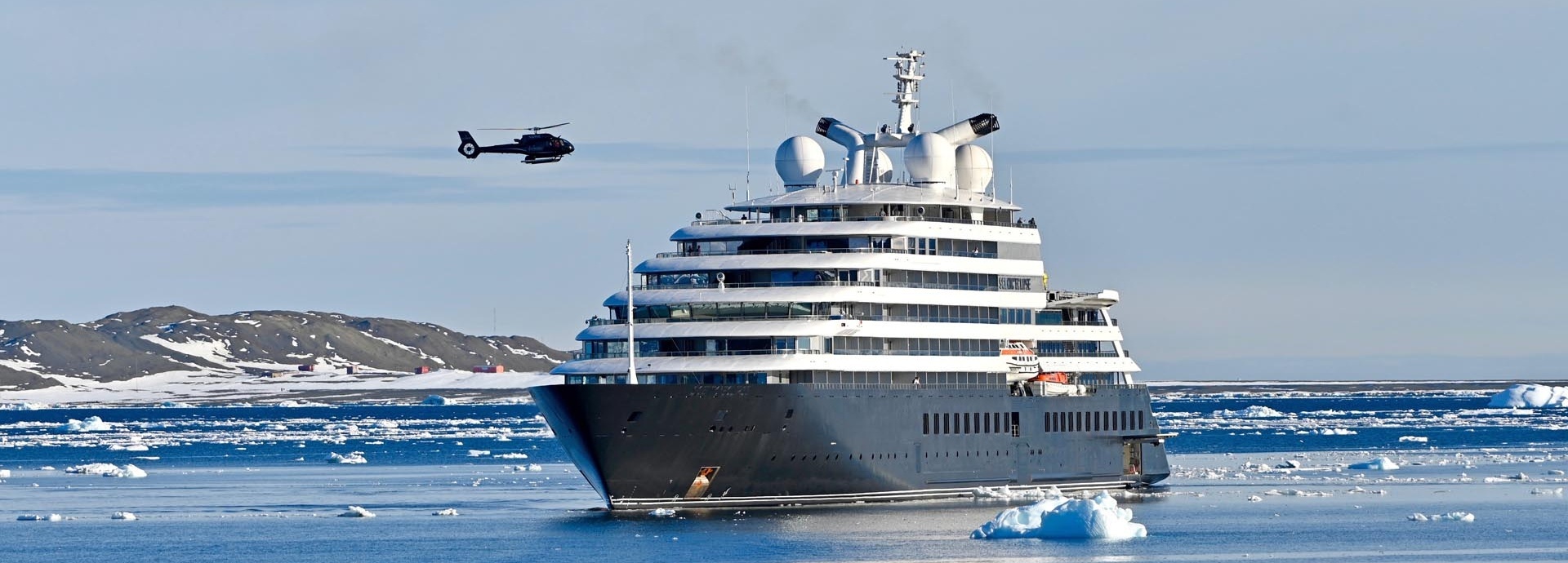 Ein Schiff am Wasser