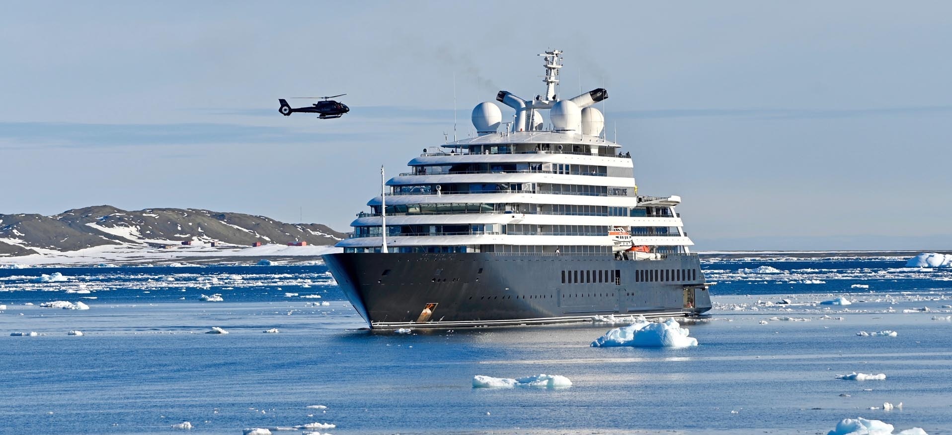 Ein Schiff am Wasser