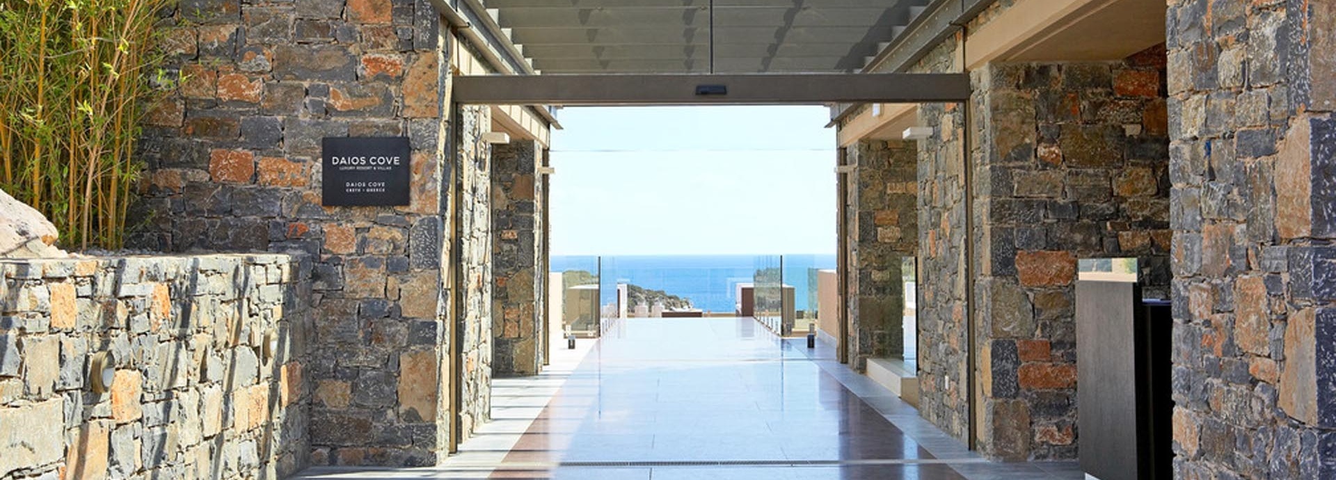 Rezeption eines Hotels.