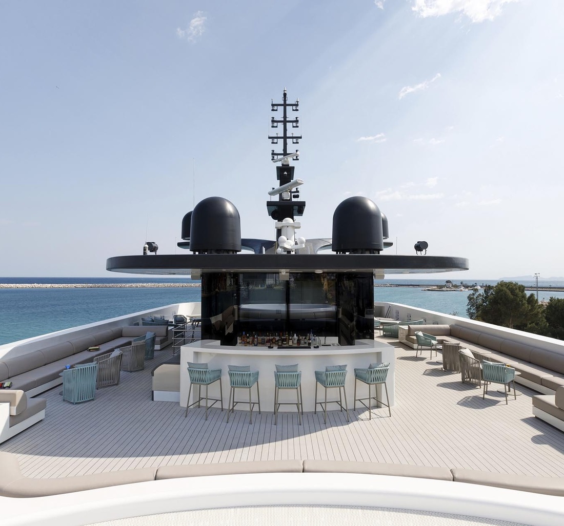 Eine Bar auf dem Deck einer Yacht.