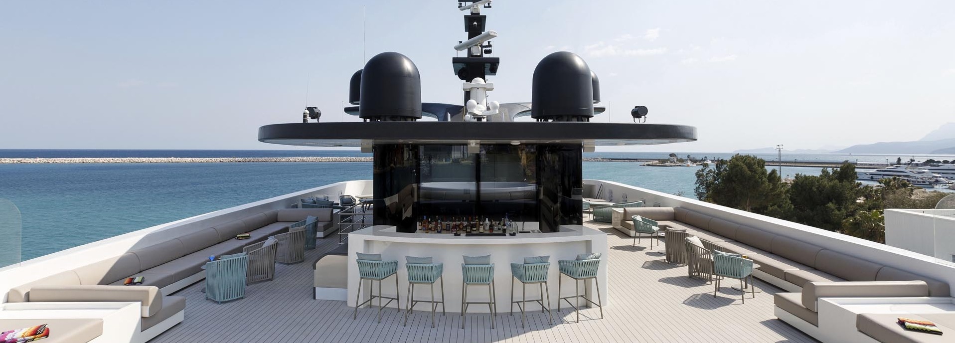 Eine Bar auf dem Deck einer Yacht.