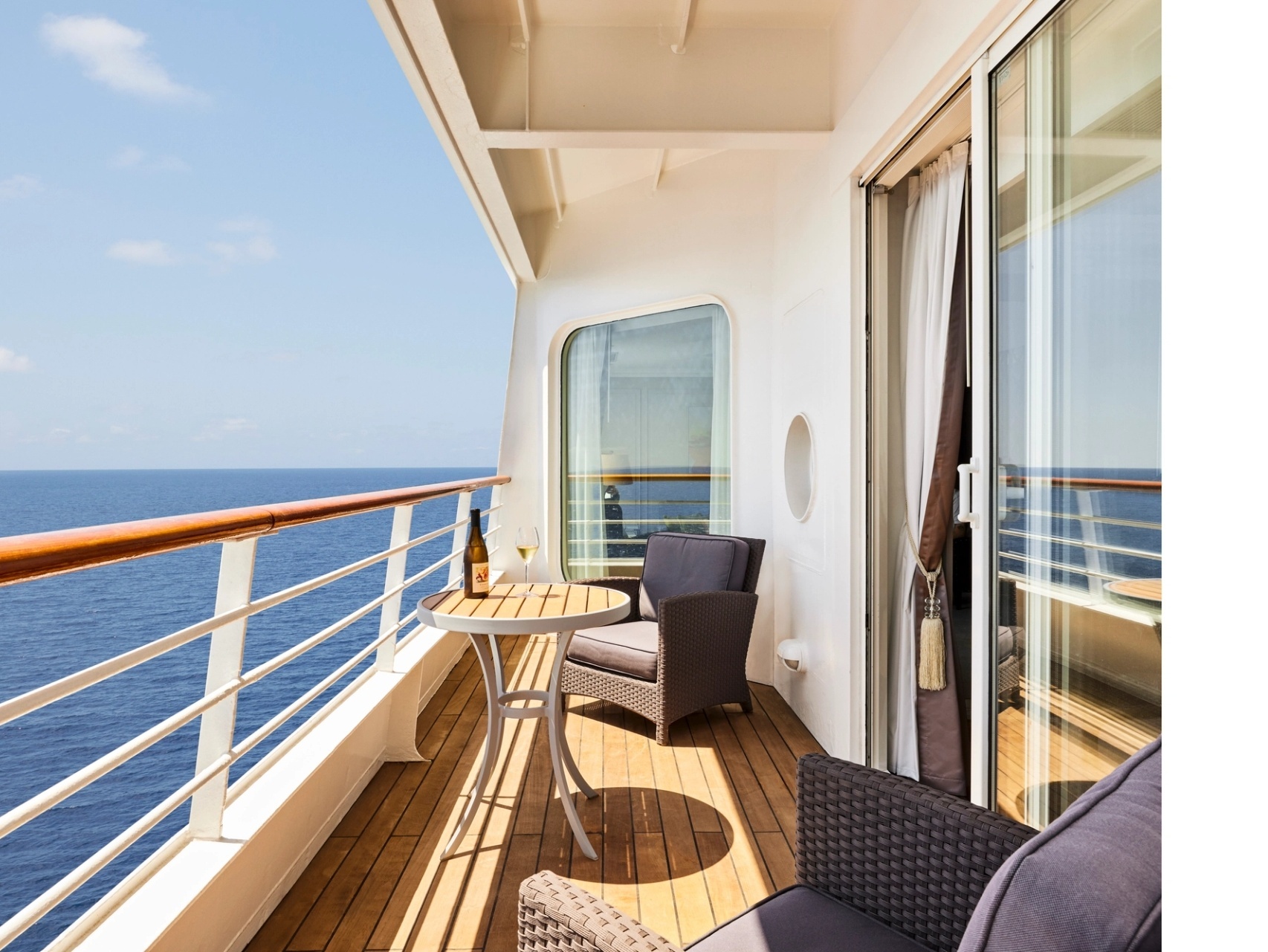 Penthouse Suite an Bord der Serenity Crystal