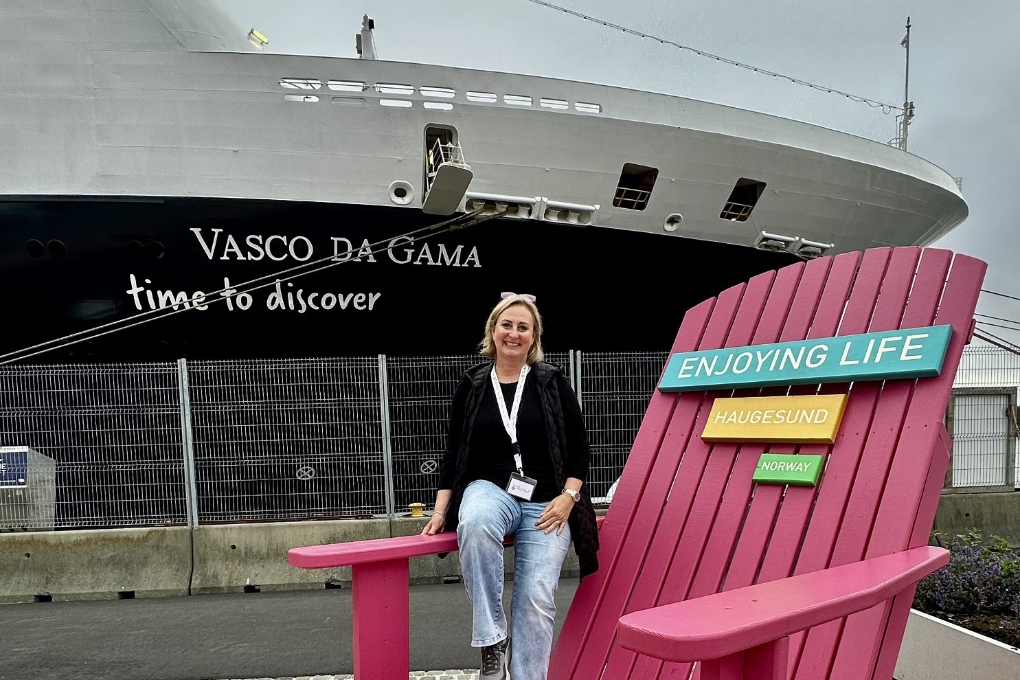 Gaby Jordan auf XXL Liegestuhl mit Vasco da Gama im Hintergrund