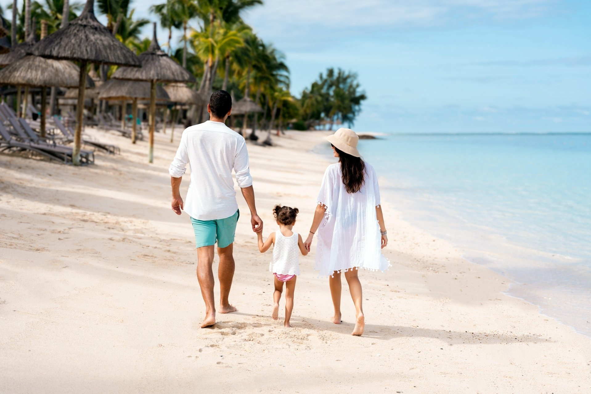 Familie beim Stranspaziergang am Meer