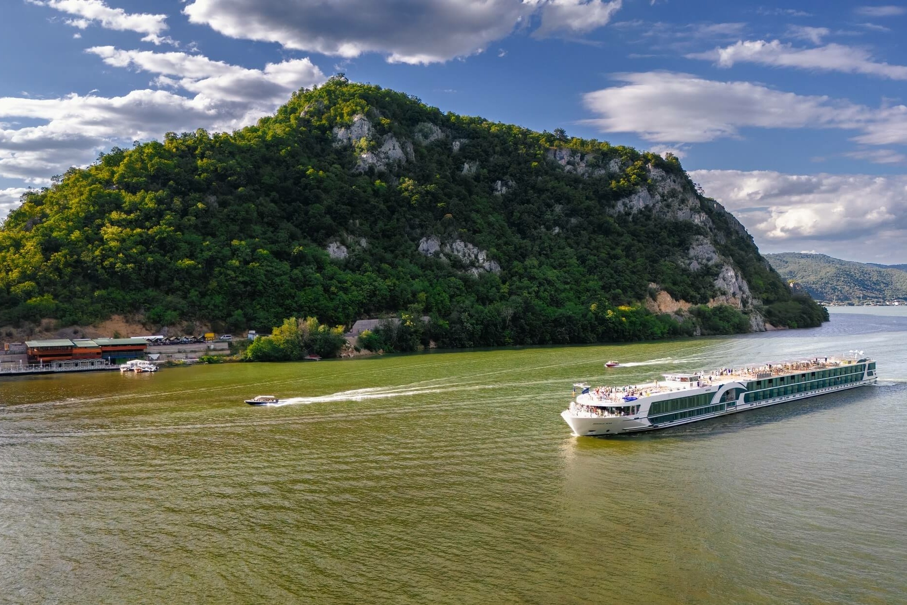 Ein langes Schiff fährt über das Wasser.
