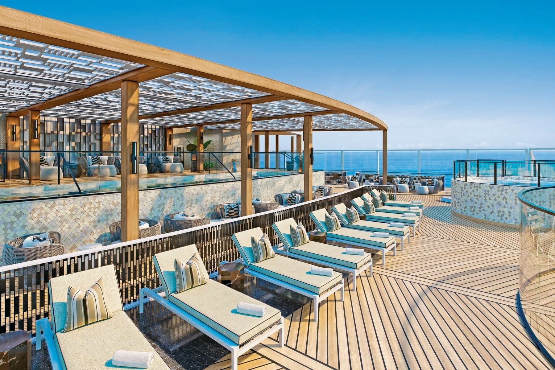 Ein Pool und Sonnenliegen am Deck eines Schiffes.