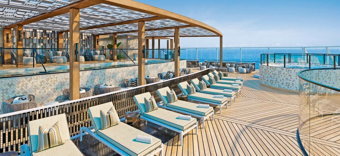 Ein Pool und Sonnenliegen am Deck eines Schiffes.