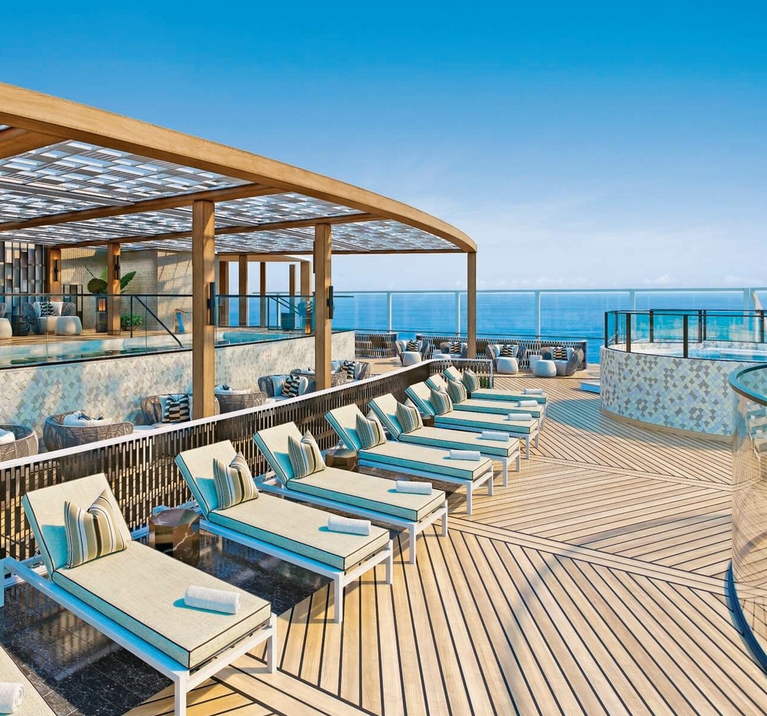 Ein Pool und Sonnenliegen am Deck eines Schiffes.