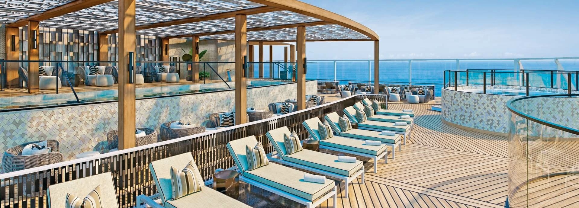 Titel Ein Pool und Sonnenliegen am Deck eines Schiffes.
