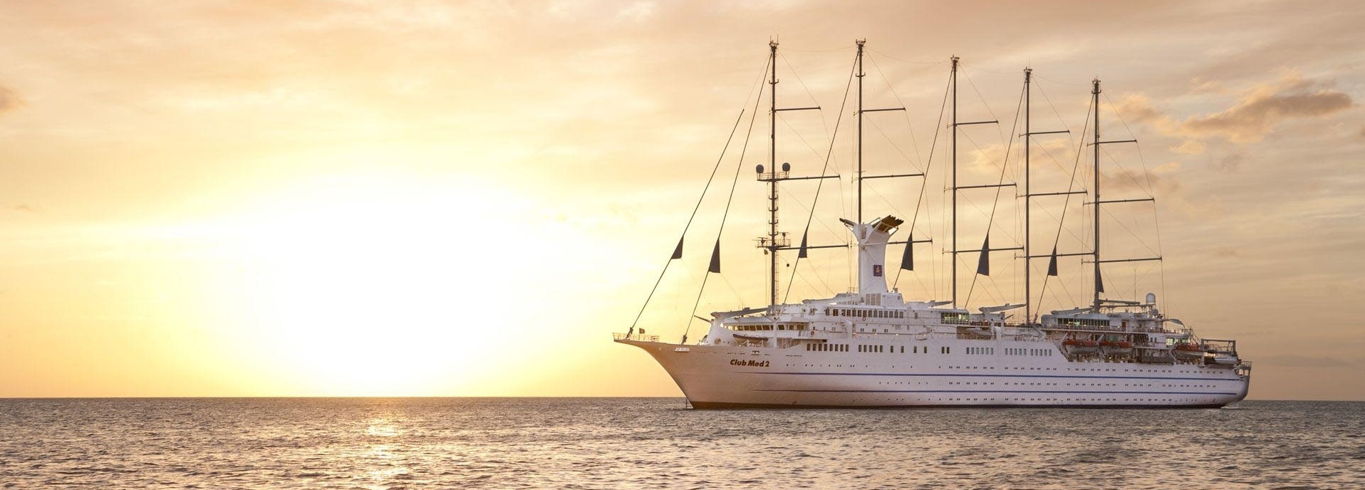 Ein großes Kreuzfahrtschiff fährt über das Wasser.