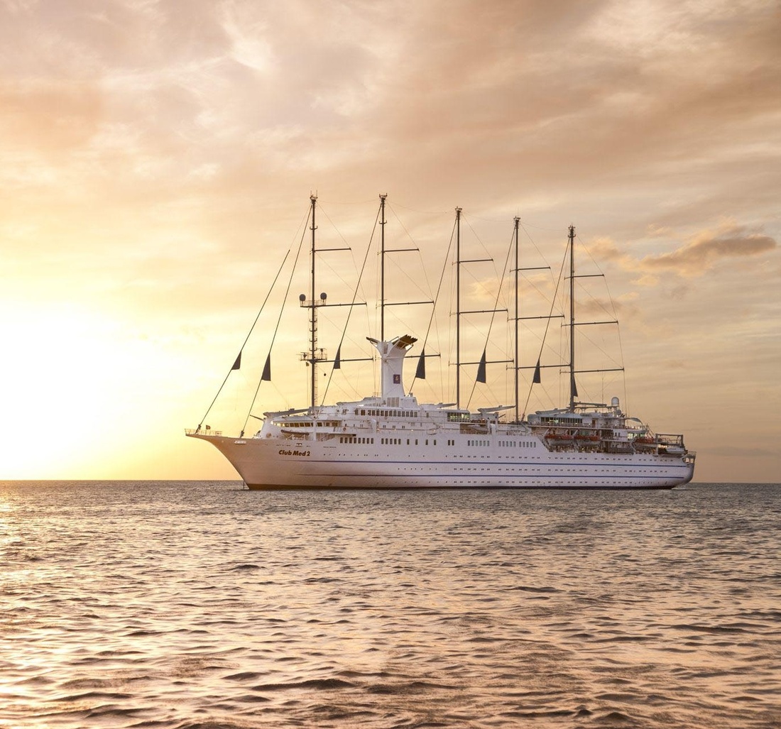 Ein großes Kreuzfahrtschiff fährt über das Wasser.