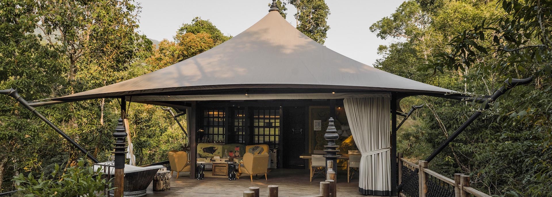 Kleine Unterkunft im Wald.