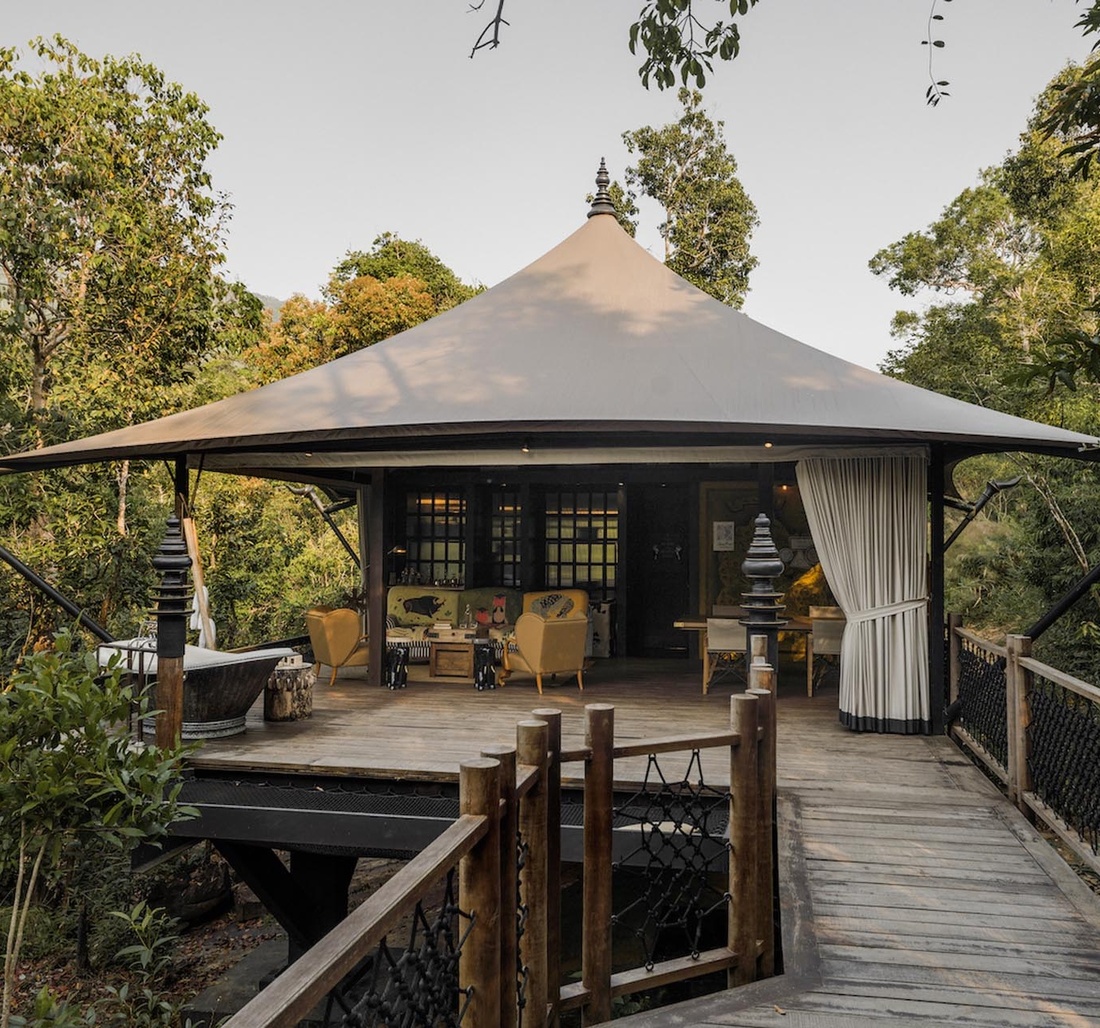 Kleine Unterkunft im Wald.