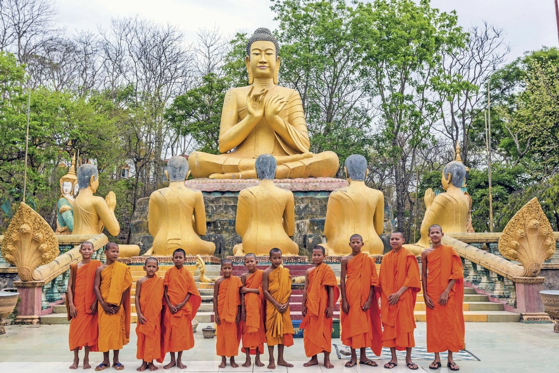 Golden Buddha Mönche Phnom Pros