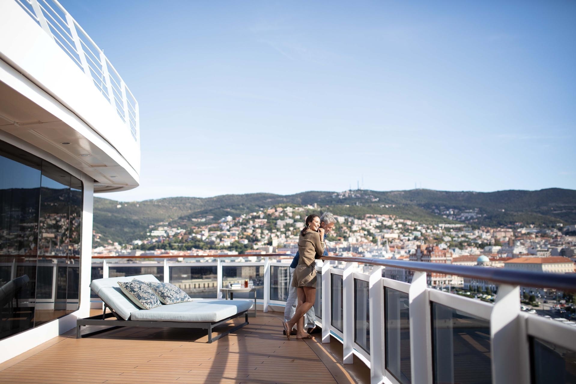 Ein Mann und eine Frau stehen am Deck eines Schiffes.
