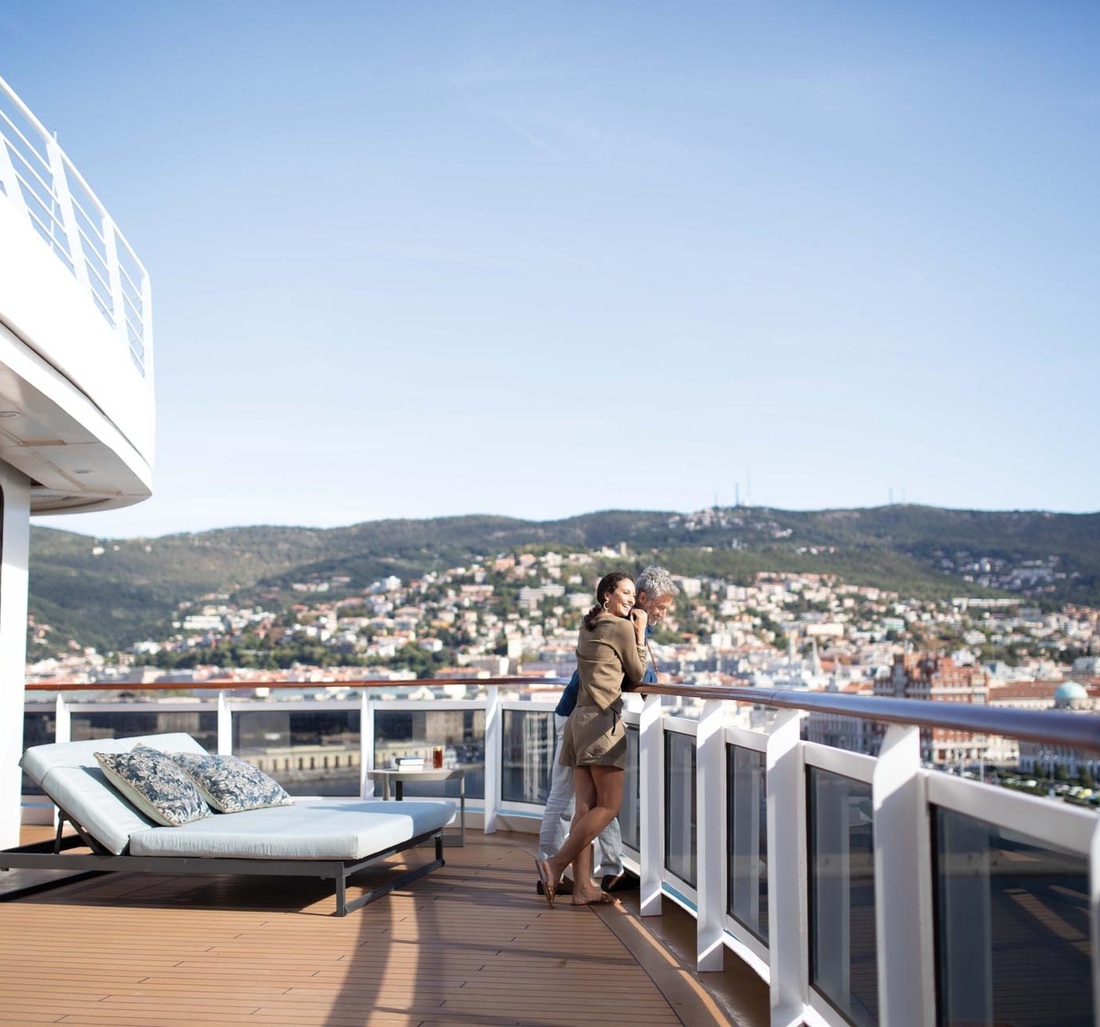 Ein Mann und eine Frau stehen am Deck eines Schiffes.