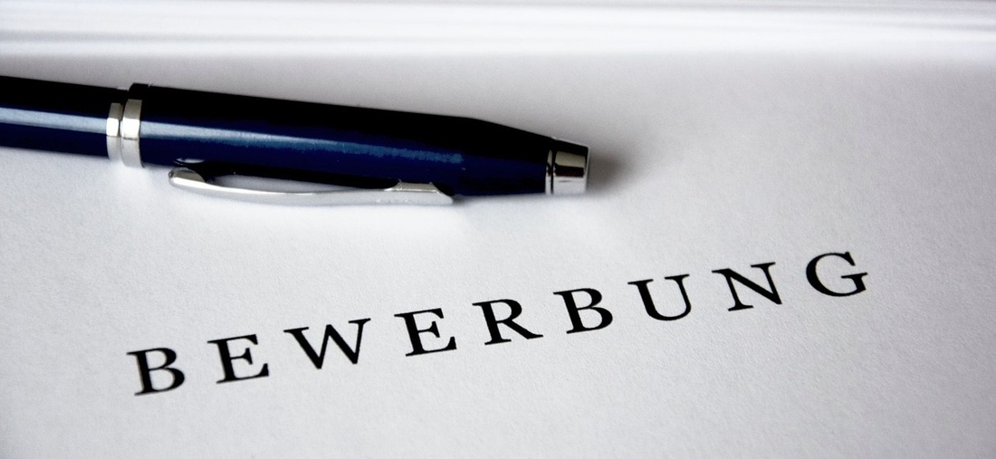 Bewerbungsschreiben und ein Stift.